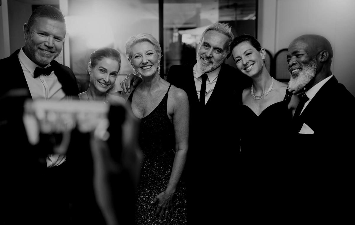 phone-photography-success-or-friends-in-a-party-t-2025-04-06-09-42-34-utc-darken